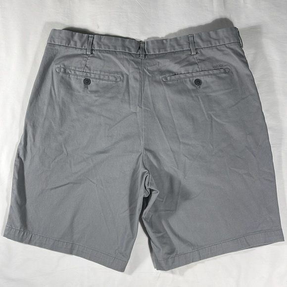Izod mens grey basic flat front 9" inseam chino shorts - size 38 - Picture 3 of 11